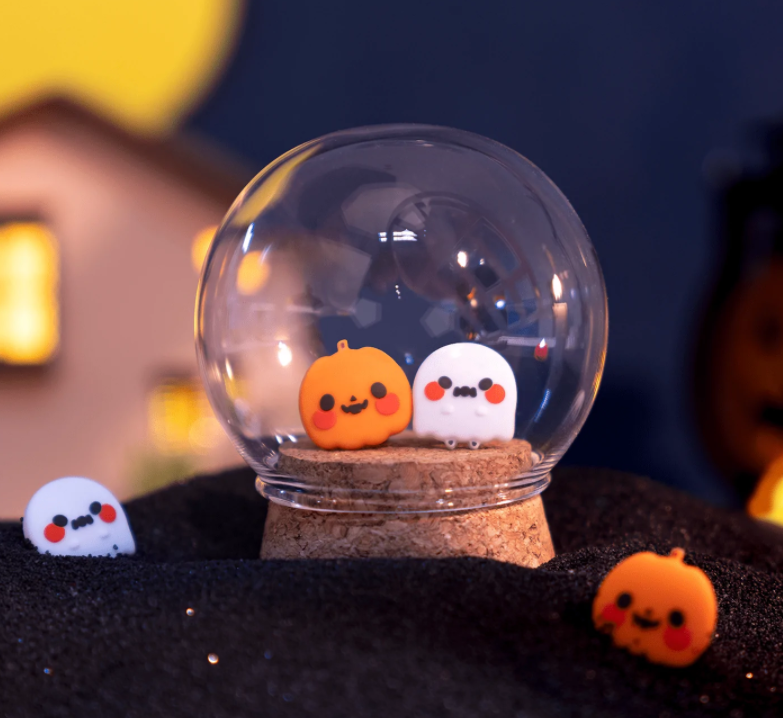 Treat, But No Trick! Pumpkin Ghost Coming, Don’t Blink In the Evening!